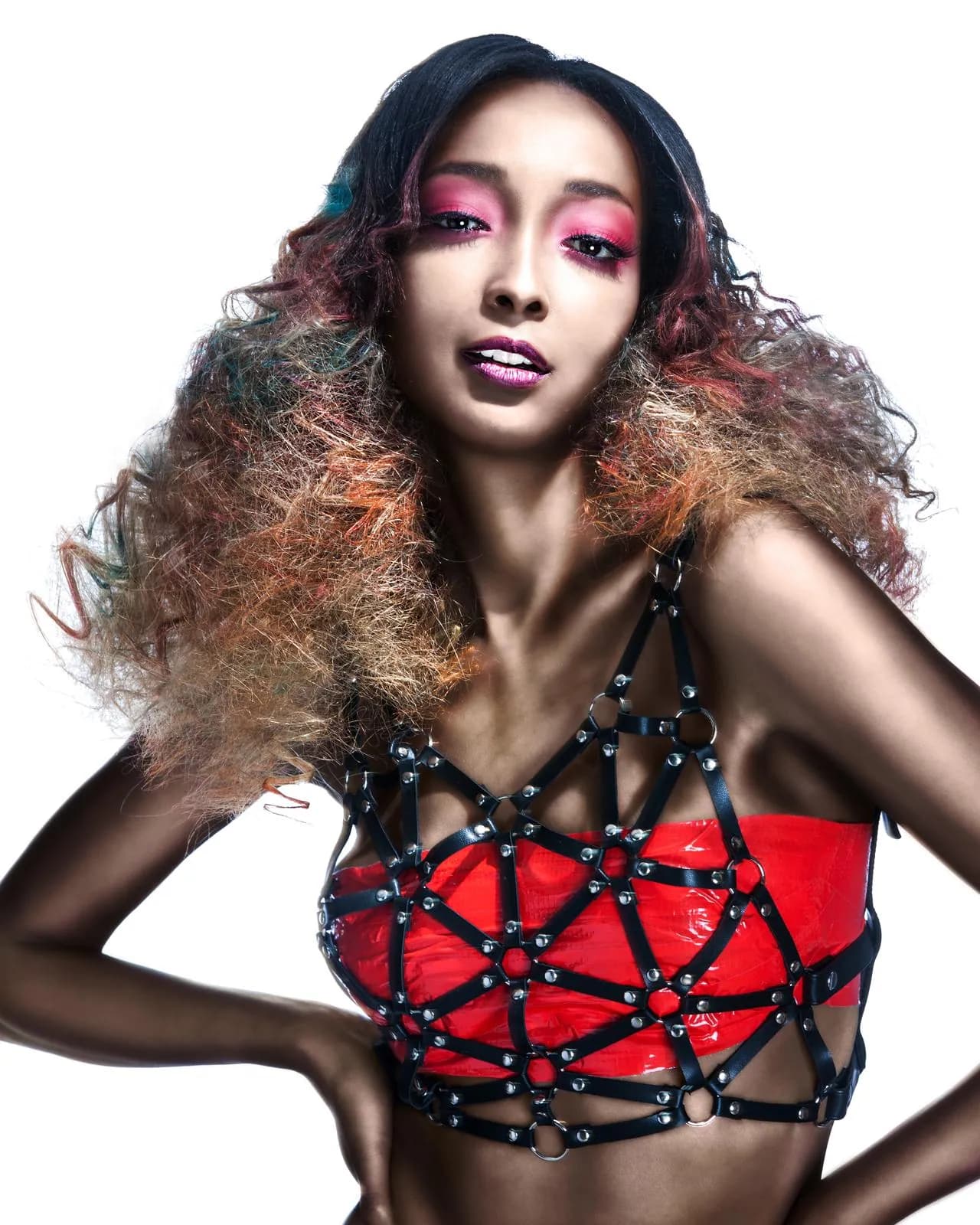 Big crimped lengths in copper and green tones, worn with a red and black harness
